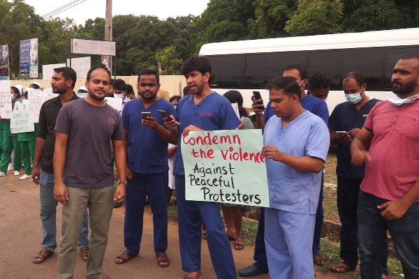 UstpacAdvocacy's tweet photo. We join #Tamils in #NorthEast #SriLanka in unreservedly condemning the #Rajapaksa goon violence unleashed on peaceful protesters agitating for #GotaGoHome2022. Doctors in #Killinochi #Mullaitivu held placards against violence. 
@TLHumanRights @USAmbSL @State_SCA @USIP @UN_HRC https://t.co/47OYqscQuw