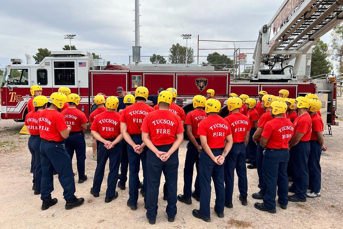 TucsonFireDept's tweet photo. POOL DAY π¦π Recruit Class 22-1 recently took a dip in the pool to learn proper swift water rescue techniques, vital to saving lives during our monsoon season π #TFD #swiftwaterrescue #firefighterintraining #recruitclass221 #TucsonFire #tucson https://t.co/HNpp68EBFK