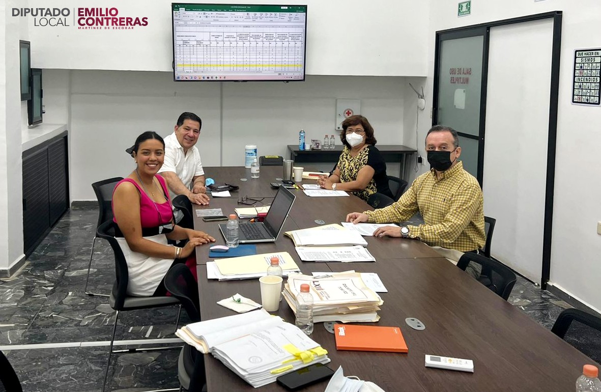 EmilioCMDE's tweet photo. En reunión con el personal de apoyo jurídico y técnico de la Comisión Instructora de la Cámara, Justicia y Gran Jurado, Reglamento y Prácticas Parlamentarias. Hemos estado desahogando asuntos relacionados con esa Comisión para comenzar las labores legislativas del día. https://t.co/hCmmobmPrg
