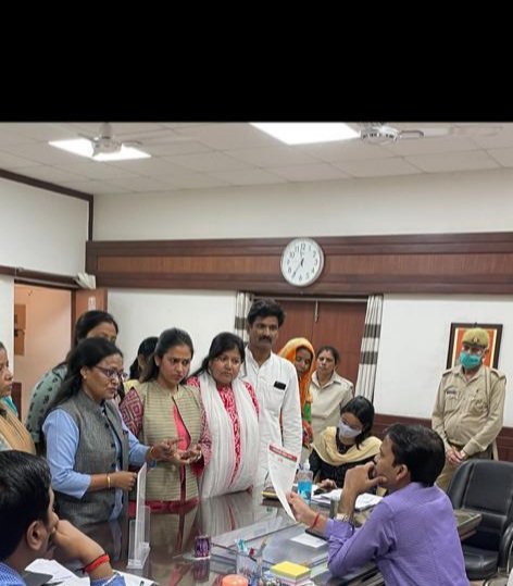 योगी जी लखीमपुर में 8 साल की बच्ची के रेप के 4 दिन बाद भी आरोपी गिरफ्तार नहीं क्या कर रही है आपकी पुलिस ?? क्या यही मिशन शक्ति है आपके राज में बच्चियां सुरक्षित नहीं,महिला सभा ने जिलाधिकारी को ज्ञापन सौंपा <a href="/yadavakhilesh/">Akhilesh Yadav</a> <a href="/MediaCellSP/">Samajwadi Party Media Cell</a> <a href="/myogiadityanath/">Yogi Adityanath</a> <a href="/brajeshpathakup/">Brajesh Pathak</a>