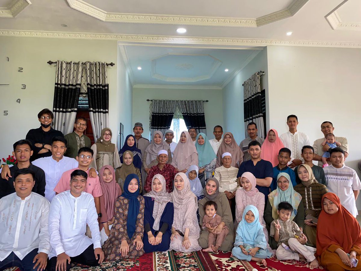aedtrioka's tweet photo. #family https://t.co/auT3hWXVmh