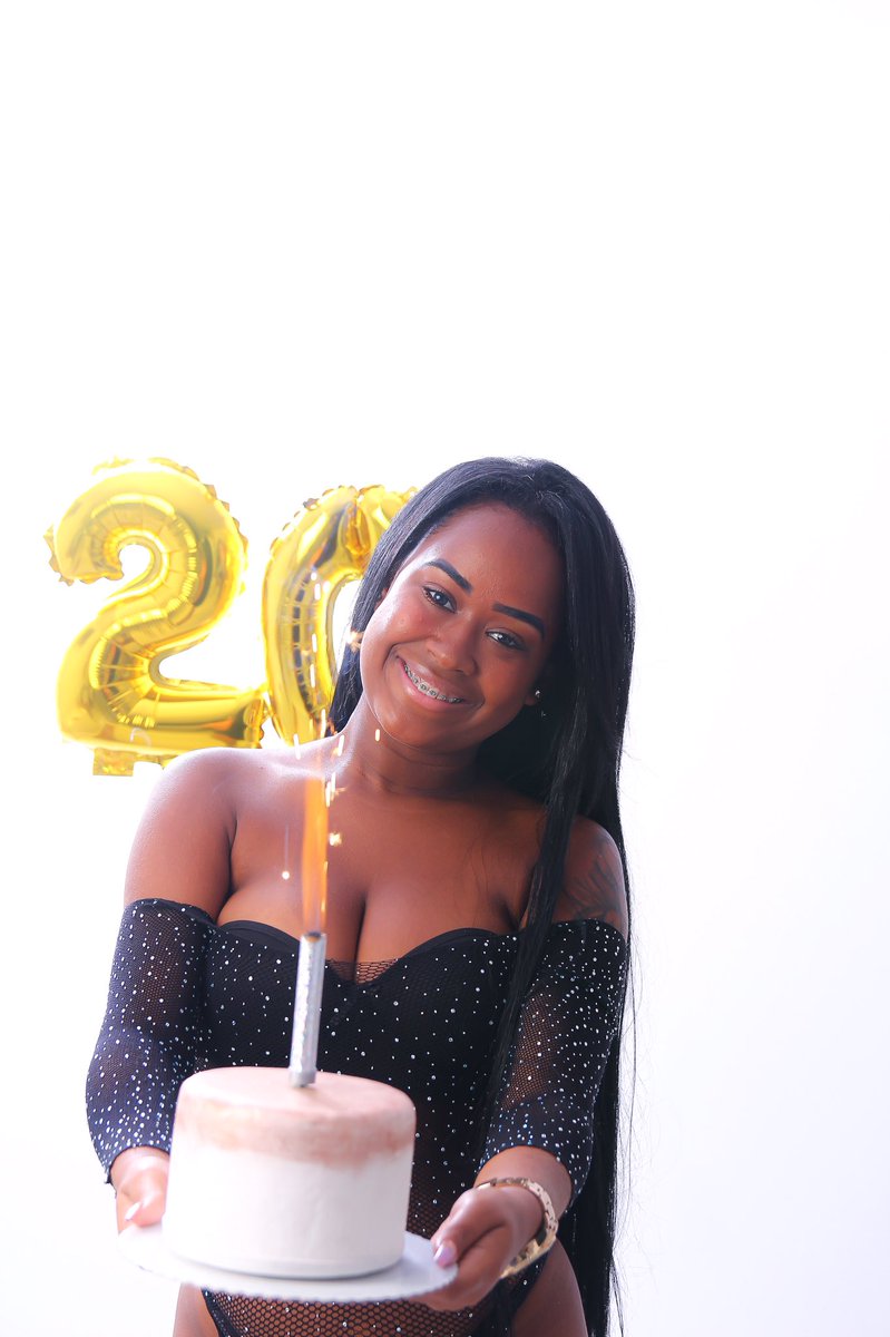 Bombom090502's tweet photo. Hoje eu brindo a mim mesma 🥂💖

365 dias de muita luta,muitos obstáculos e muitas dificuldades.Foi difícil, mas o senhor me sustentou e me tornou mais forte,mais resiliente e corajosa!🙏🏽
20 voltas ao redor do sol 💫
Gratidão  a Deus por tudo! 🎉🎉🙏 
Parabéns  pra mim 😭💖 https://t.co/qnaDQso49M