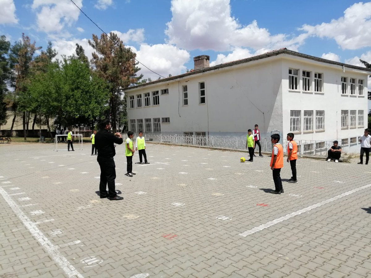 Resmismaildaler's tweet photo. Okulumuzdaki 5/A ve 5/B şubelerinin futbol turnuvası
@ncl_inal @ilce_oguzelimem https://t.co/O8BoXfrnPx