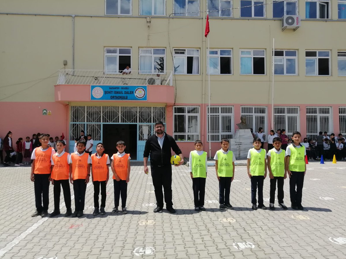 Resmismaildaler's tweet photo. Okulumuzdaki 5/A ve 5/B şubelerinin futbol turnuvası
@ncl_inal @ilce_oguzelimem https://t.co/O8BoXfrnPx