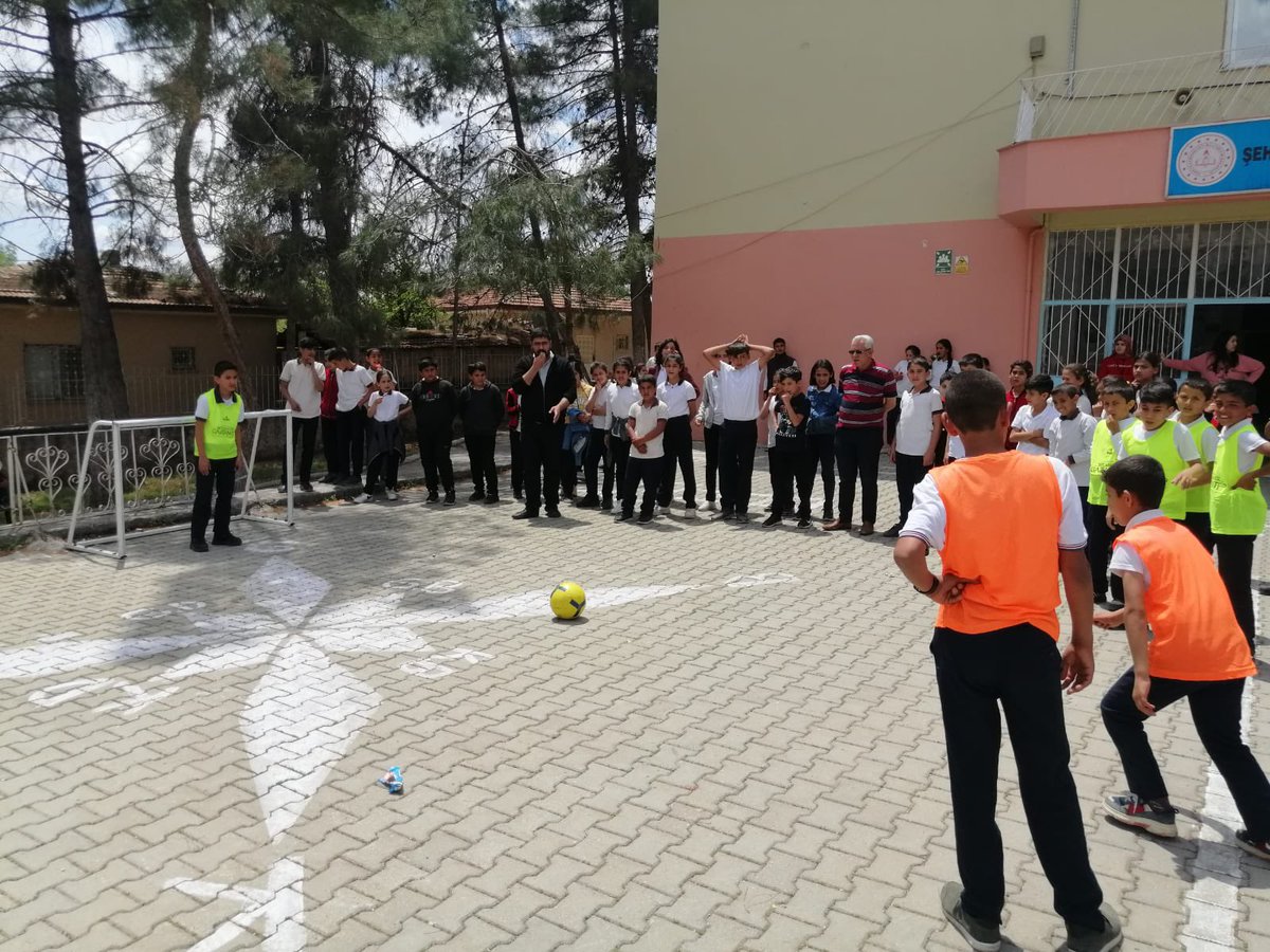 Resmismaildaler's tweet photo. Okulumuzdaki 5/A ve 5/B şubelerinin futbol turnuvası
@ncl_inal @ilce_oguzelimem https://t.co/O8BoXfrnPx