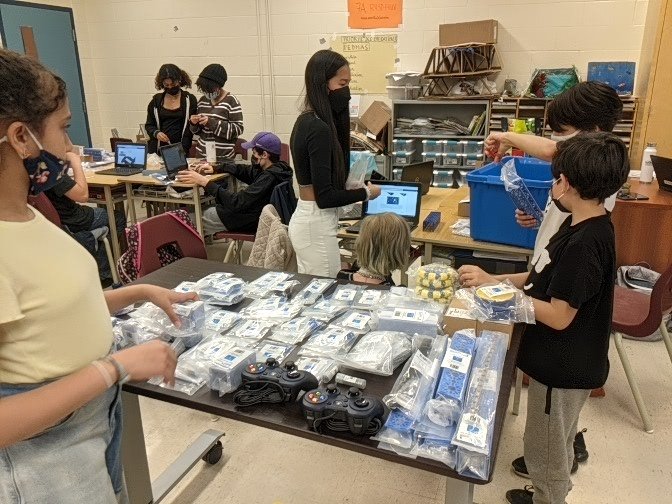 orr_daniel's tweet photo. #robotique @FTCTeams à #TOOU! Nos dragons sont bien engagés! @TorontoOuest https://t.co/6icJl5YPrz