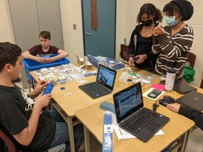 orr_daniel's tweet photo. #robotique @FTCTeams à #TOOU! Nos dragons sont bien engagés! @TorontoOuest https://t.co/6icJl5YPrz