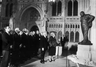 ariverofdesign's tweet photo. Oscar Nemon’s 1970 bronze of Sir Winston Churchill stands in the Members’ Lobby of the House of Commons. In 1938, Nemon fled to England from his native Croatia but lost most of his family to the Nazis. #OscarNemon #WinstonChurchill https://t.co/kN8sOVsP4v