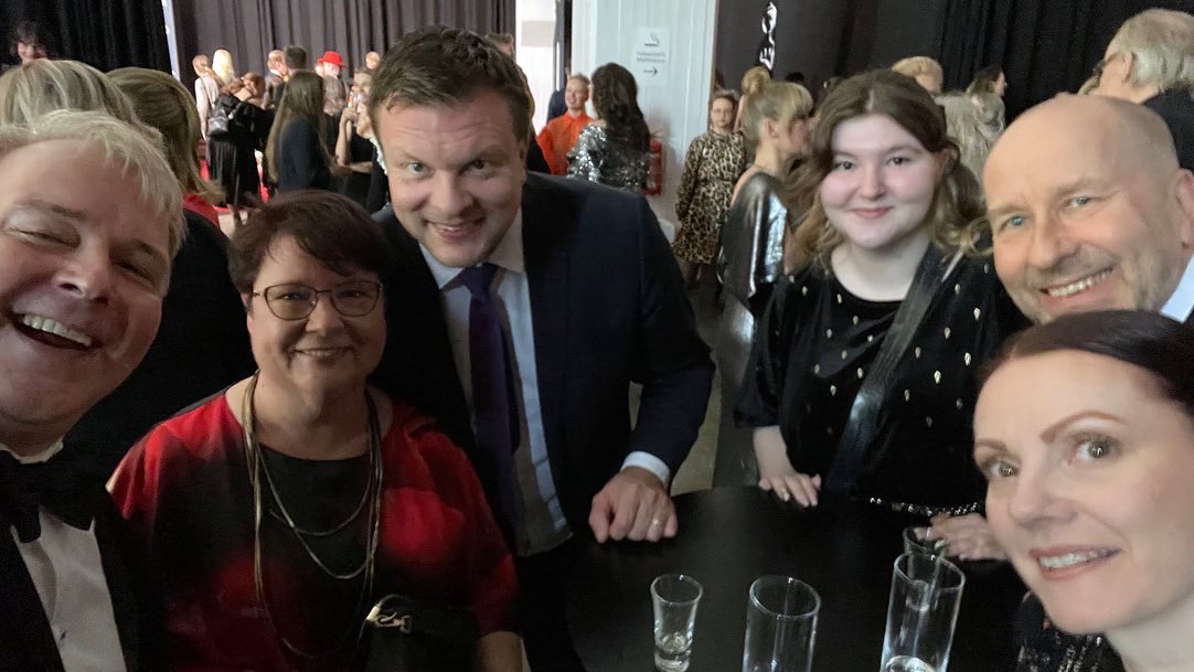 ToplineMedia's tweet photo. @ToplineMedia porukka viettämässä iloista @Jussi_gaala iltaa kahden vuoden tauon jälkeen, kunniavieraana ministeri @VilleSkinnari 

#jussigaala #elokuva #filmawards #movies #funnightout #gala #blacktie #dinner #networking https://t.co/7XY2vl35t2