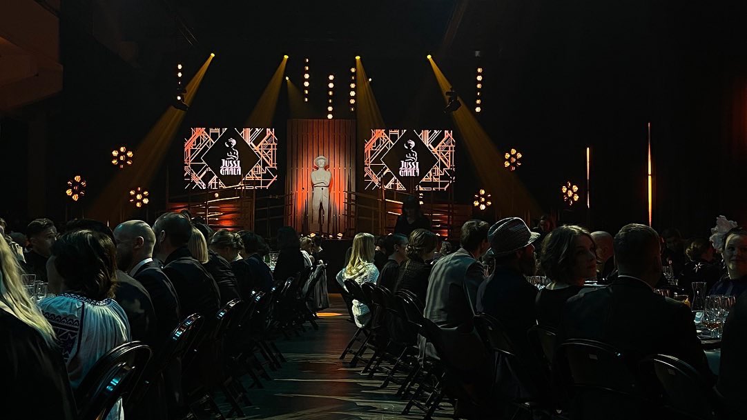 ToplineMedia's tweet photo. @ToplineMedia porukka viettämässä iloista @Jussi_gaala iltaa kahden vuoden tauon jälkeen, kunniavieraana ministeri @VilleSkinnari 

#jussigaala #elokuva #filmawards #movies #funnightout #gala #blacktie #dinner #networking https://t.co/7XY2vl35t2