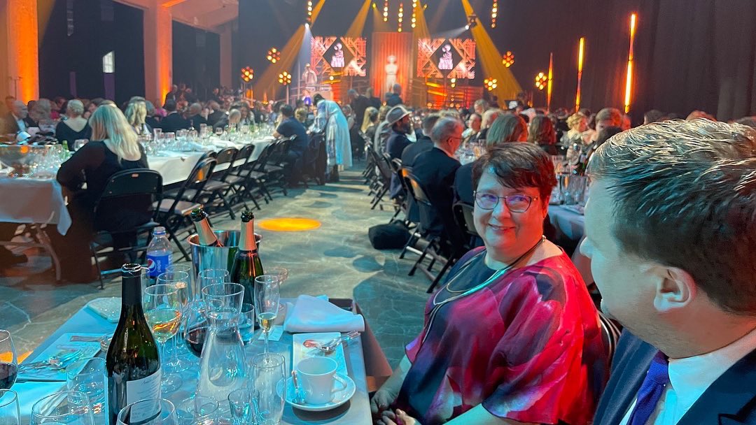 ToplineMedia's tweet photo. @ToplineMedia porukka viettämässä iloista @Jussi_gaala iltaa kahden vuoden tauon jälkeen, kunniavieraana ministeri @VilleSkinnari 

#jussigaala #elokuva #filmawards #movies #funnightout #gala #blacktie #dinner #networking https://t.co/7XY2vl35t2