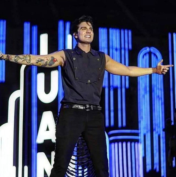 Quando amamos alguém de verdade, não nos acostumamos com a saudade, pelo contrário, ela aumenta conforme o tempo passa. Eu sinto muito sua falta e acredito que isso é a prova viva do quando é verdadeiro isso que eu tenho em meu peito... 💙 <a href="/luansantana/">Luan Santana</a>