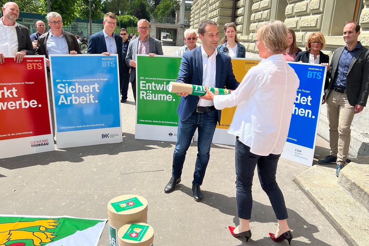 FDP_TG's tweet photo. 7‘071 #Unterschriften - was für ein starkes und eindeutiges #Signal aus dem Thurgau‼️ Heute konnten wir die BTS-Petition dem #Bund übergeben 📬 Wir fordern endlich den Bau der BTS ➡️ Für weniger #Stau. Für mehr #Sicherheit. Für unsere #Arbeitsplätze. https://t.co/9KEfVZ8A7y