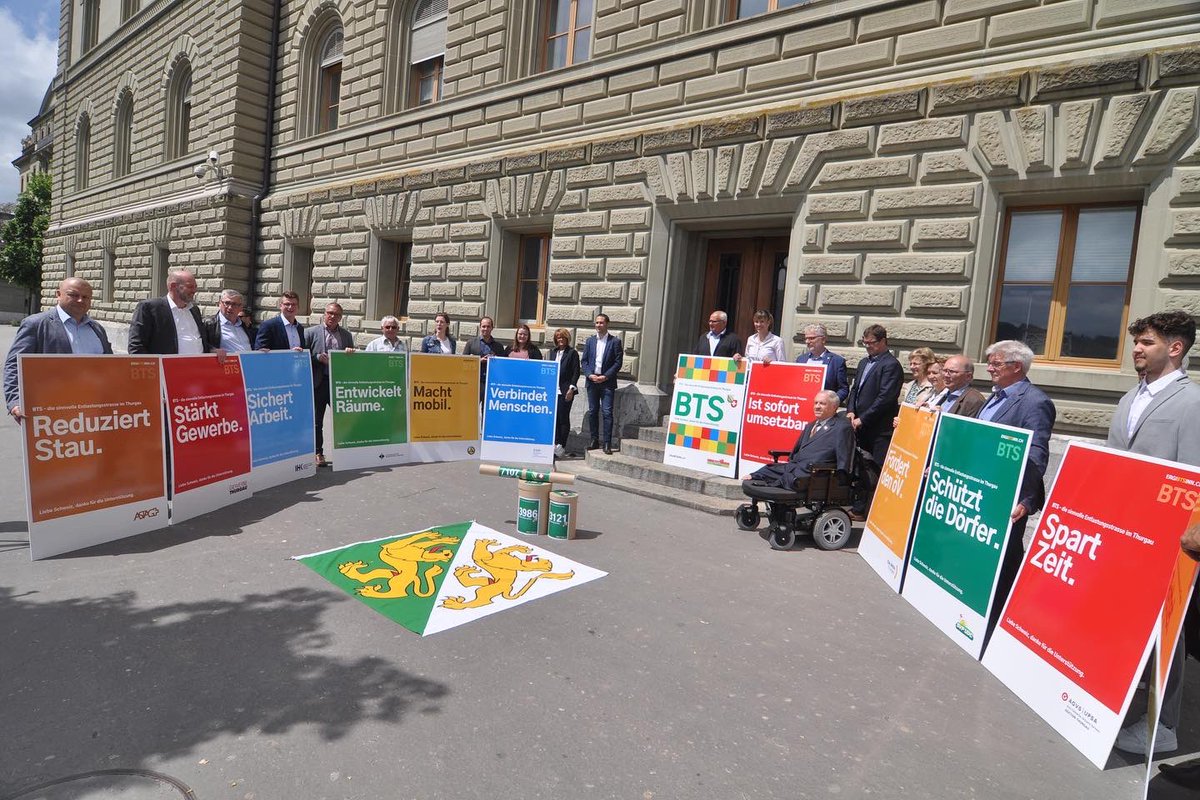 FDP_TG's tweet photo. 7‘071 #Unterschriften - was für ein starkes und eindeutiges #Signal aus dem Thurgau‼️ Heute konnten wir die BTS-Petition dem #Bund übergeben 📬 Wir fordern endlich den Bau der BTS ➡️ Für weniger #Stau. Für mehr #Sicherheit. Für unsere #Arbeitsplätze. https://t.co/9KEfVZ8A7y