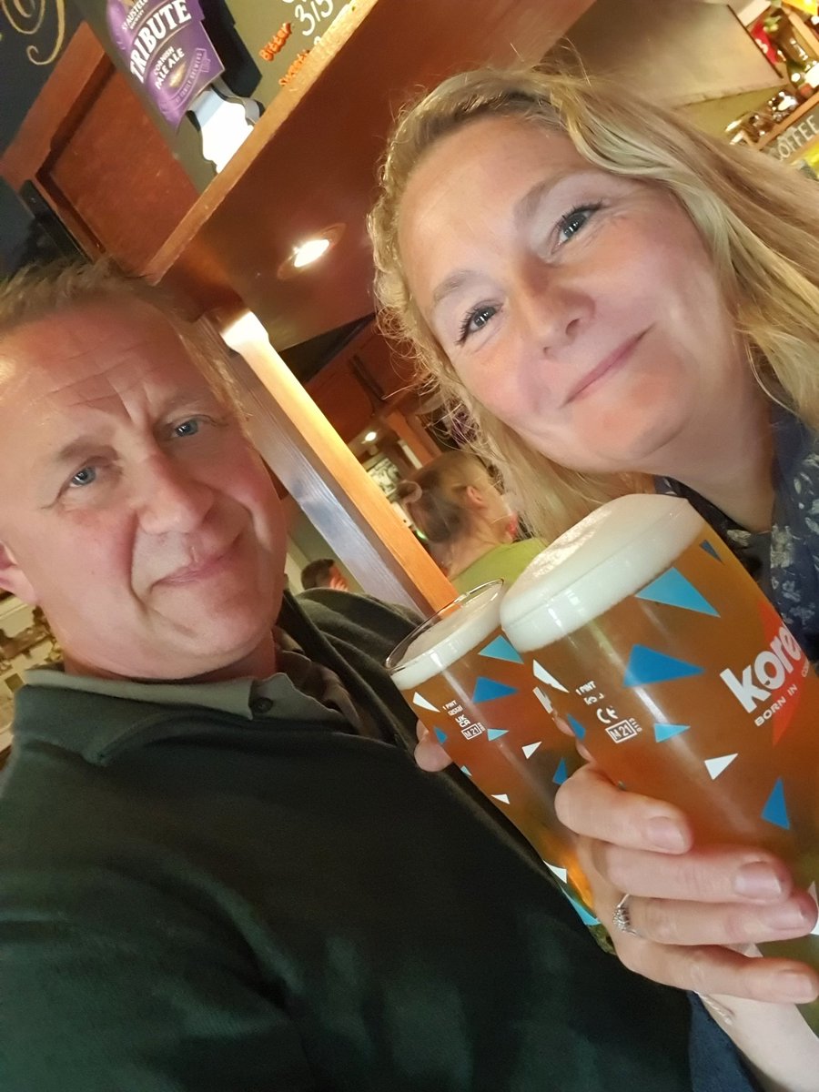 ToniDowrick's tweet photo. HAPPY 60th BIRTHDAY PAUL 🥰 @PaulHeatonSolo 🎉 an absolute pleasure to toast your birthday @Polgooth_inn with a couple of crisp @StAustellBrew Korevs!! Ansome! Thank you 😊
P.S carry on up the charts, still my fav driving CD and yes, I still do CD's!! 😍
#cornwall #beautifulsouth https://t.co/0jJGlhwo6V
