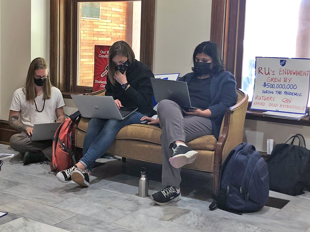 Graduate students are 'Grading In for Guaranteed Funding in Winants Hall to send a message to @RutgersU that grads whose work was disrupted by the pandemic need funding extensions to complete their degrees. #PayRGrads