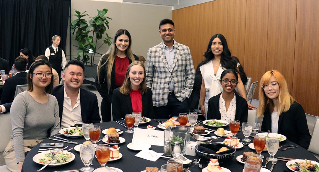 jindal_utdallas's tweet photo. Last week, #JSOM had its largest Rookie Preview event yet with more than 130 Intro to Professional Selling students participating.

Thank you to the volunteers and corporate sponsors who made this event possible! ☄️

#UTDsales #rookiepreview https://t.co/am9CD6M2NC