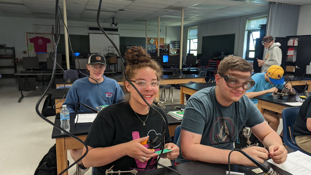 nhs_dotson's tweet photo. Ms. Holstein's Engineering class is hands-on with circuit boards today. Tricking rocks to think is harder than it looks! #nhsLionPride #pltw https://t.co/THEI8CEFi7