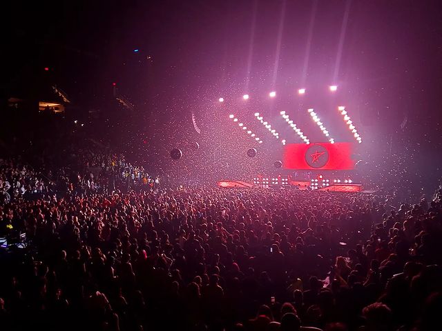 avrilmidia's tweet photo. #BiteMeTour 🖤 https://t.co/vYP5jKcIvg