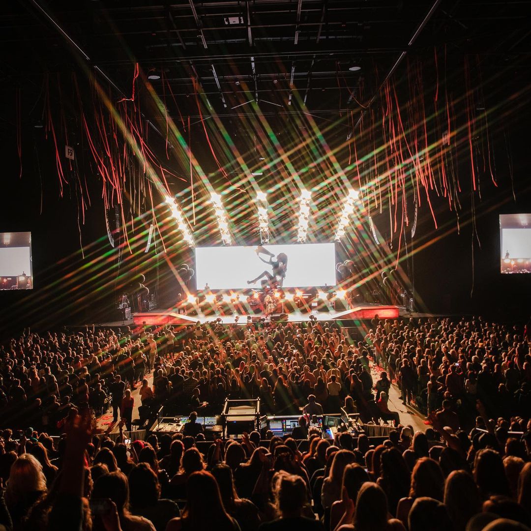 avrilmidia's tweet photo. #BiteMeTour 🖤 https://t.co/vYP5jKcIvg
