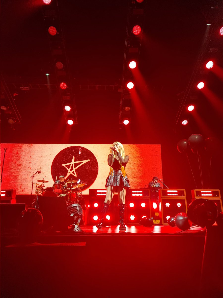 avrilmidia's tweet photo. #BiteMeTour 🖤 https://t.co/vYP5jKcIvg