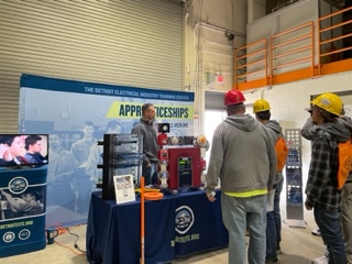 ReadySlcs's tweet image. South Lyon &amp;amp; South Lyon East High Schools enjoyed participating in the Michigan Construction Career Days and discovering trade and apprenticeship opportunities. Students experienced operating heavy equipment at the Operating Engineers 324 Construction Career Center.