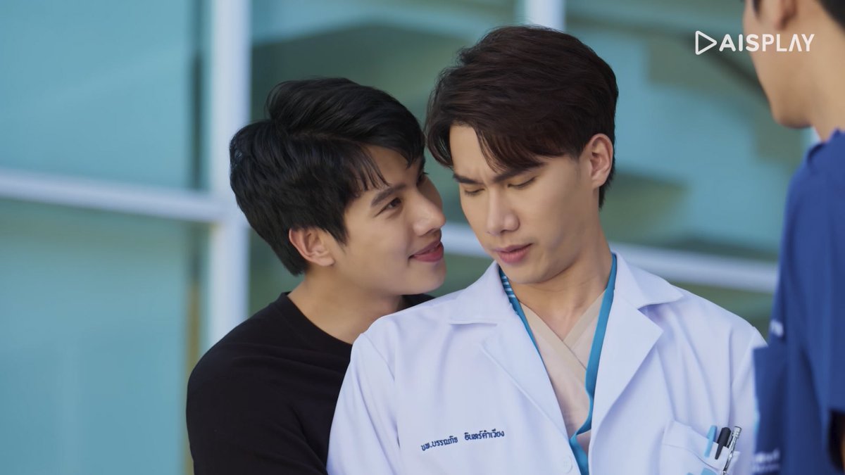 Nuiclub's tweet photo. เค้าตายๆ กันอยู่ดีๆ วนกันมาเจ็ดแปดลูป อิแทนก็คือไม่รู้สี่รู้แปดอะไรกับหมอติณห์เลย  #ทริอาชTheSeriesEp4 https://t.co/SR32erlv2Q