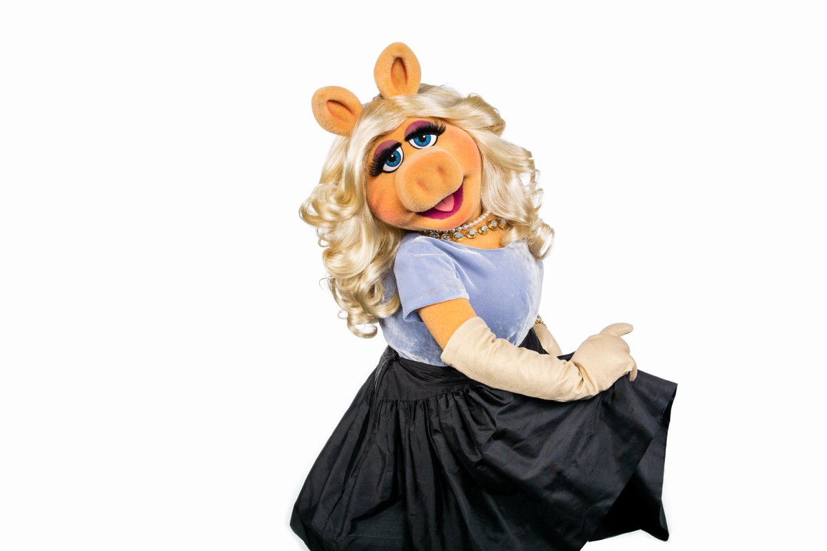 MissPiggy's tweet photo. Is it gauche to bring three outfits to one dinner date? Never! Three outfits means moi gets to make three grand entrances! https://t.co/DEDWSN7X50