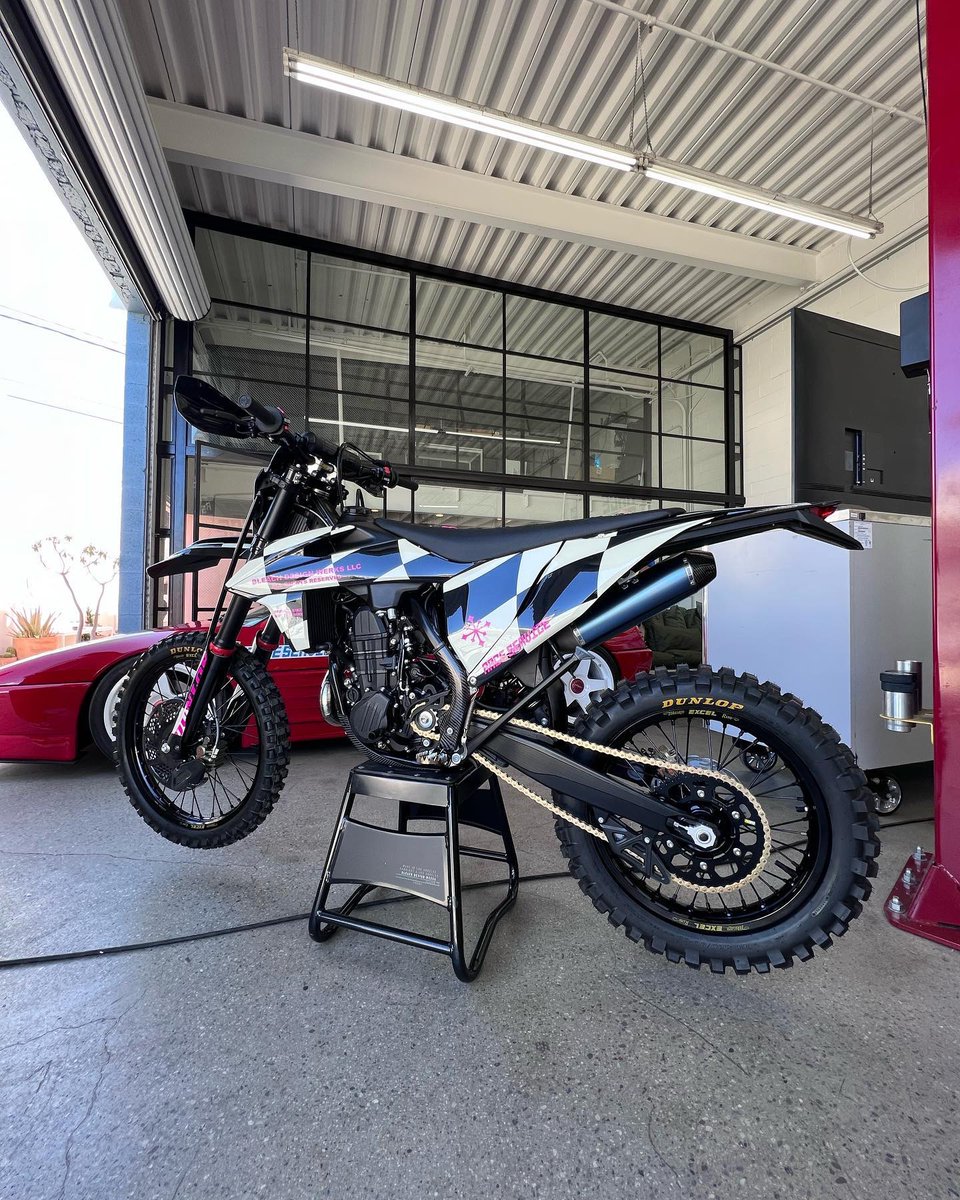 RideDunlop's tweet photo. @bleach_designwerks with the 🏁🏁🏁
Complete with a set of D606’s
#RideDunlop #D606 https://t.co/vCVwTDqFZe