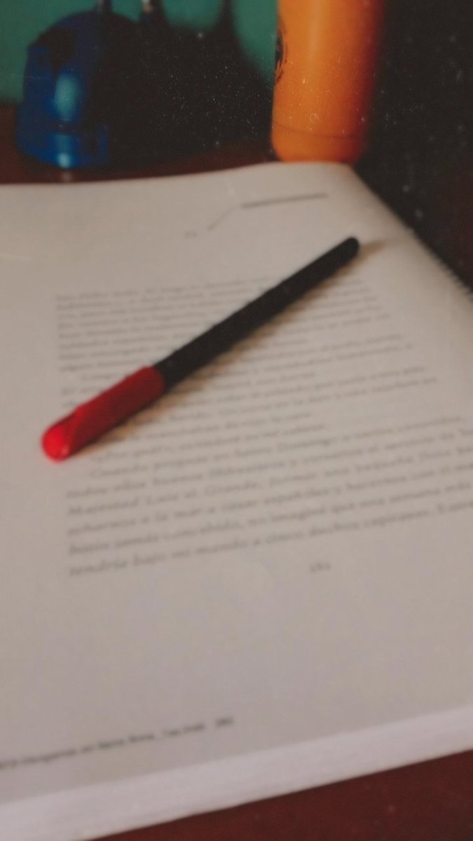 leticiatello__'s tweet photo. Entre la entrega y el resolillo, se ha quedado buena tarde para seguir revisando las galeradas de la novela.
#ProyectoOro 🏝🧭 https://t.co/Wmcv1iXCC3