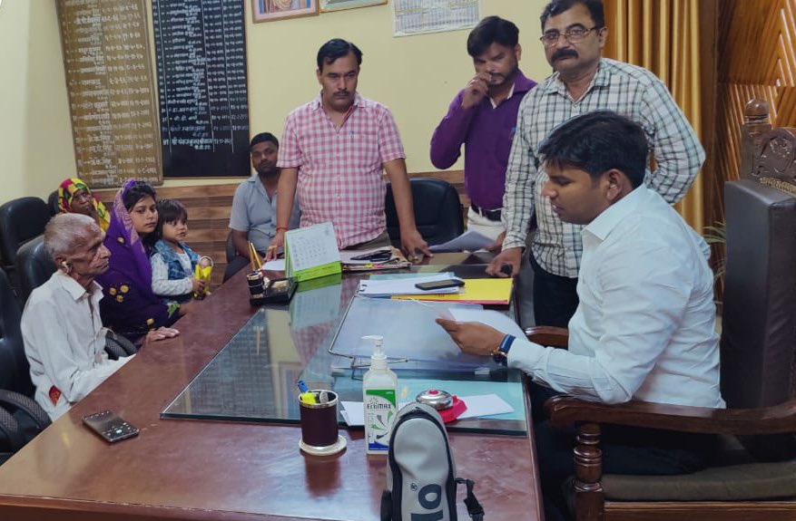 जनता दर्शन में शिकायतों के आधार पर जाँच में अपात्र/मृतक/विस्थापित व्यक्तियों के राशन कार्ड निरस्त कर 21 पात्र व्यक्तियों को अंत्योदय राशन कार्ड का वितरण किया गया।
<a href="/UPGovt/">Government of UP</a> <a href="/ChiefSecyUP/">S.P. Goyal, Chief Secretary, GoUP</a> <a href="/DmKheri/">DM LAKHIMPUR KHERI</a>