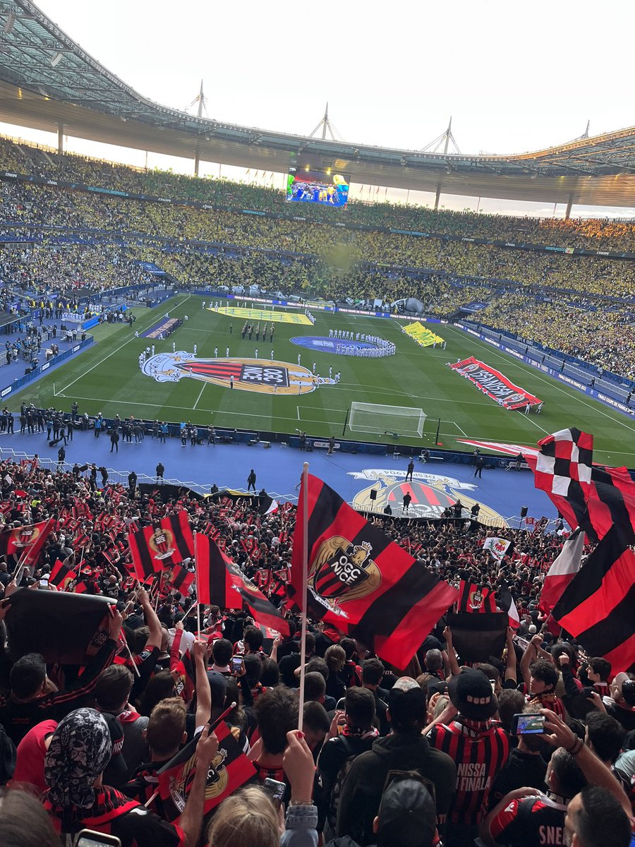 Nissartdanslame's tweet photo. La commu #OGCNice venez on se fait une méga banque de souvenirs photos et vidéos de ce moment de rassemblement de notre peuple inégalable !!!je commence #OGCNFCN #Poblenissart #CoupeDeFrance https://t.co/uHjgHBgZgZ