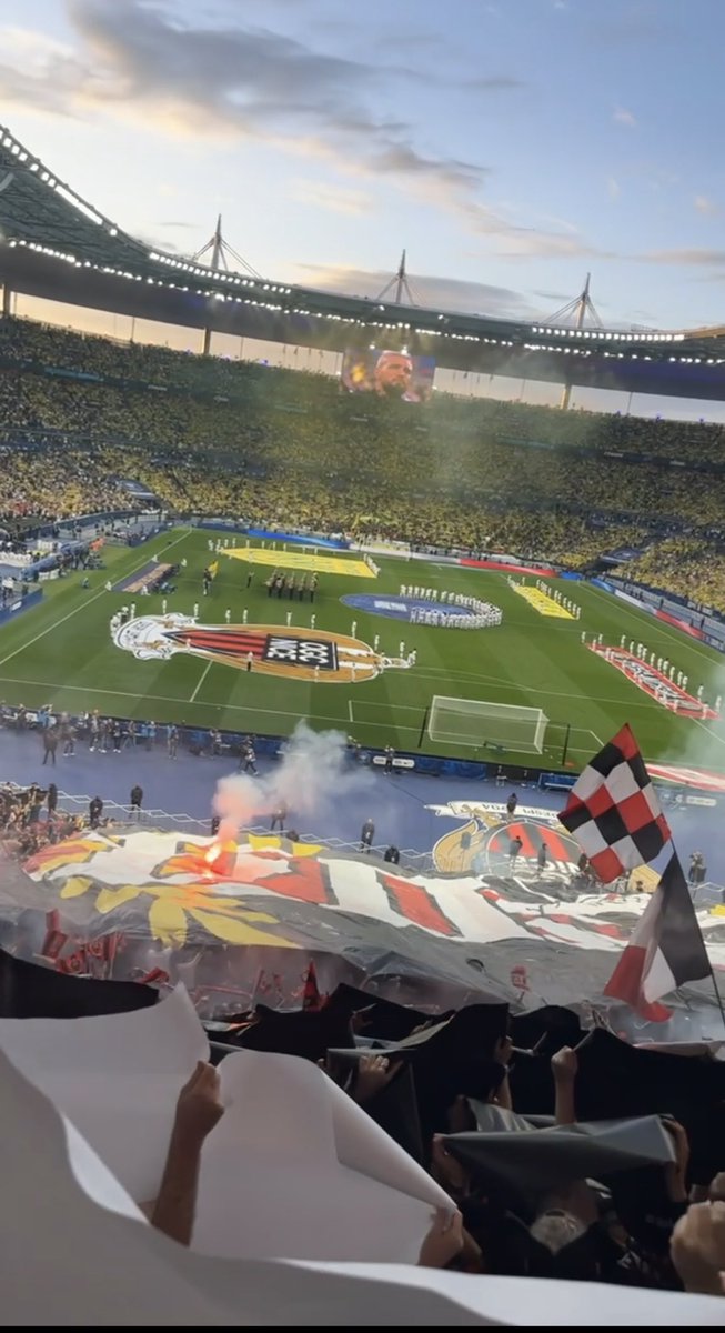 Nissartdanslame's tweet photo. La commu #OGCNice venez on se fait une méga banque de souvenirs photos et vidéos de ce moment de rassemblement de notre peuple inégalable !!!je commence #OGCNFCN #Poblenissart #CoupeDeFrance https://t.co/uHjgHBgZgZ