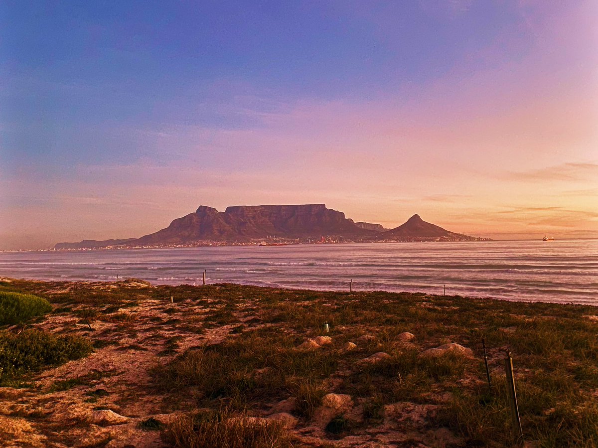 PeterPentz's tweet photo. One is not at all surprised why #CapeTown is rated as one of the best places on earth. Tonight’s sunset just proved that again. 🌅 https://t.co/K2Hzca3zDJ
