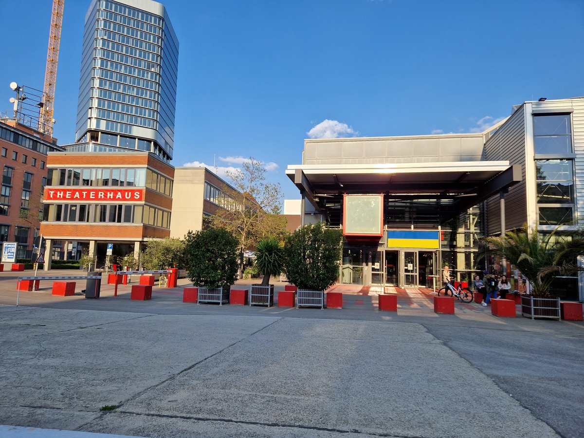 ... Warten auf den Einlass zum Quantum Slam im Theaterhaus Stuttgart