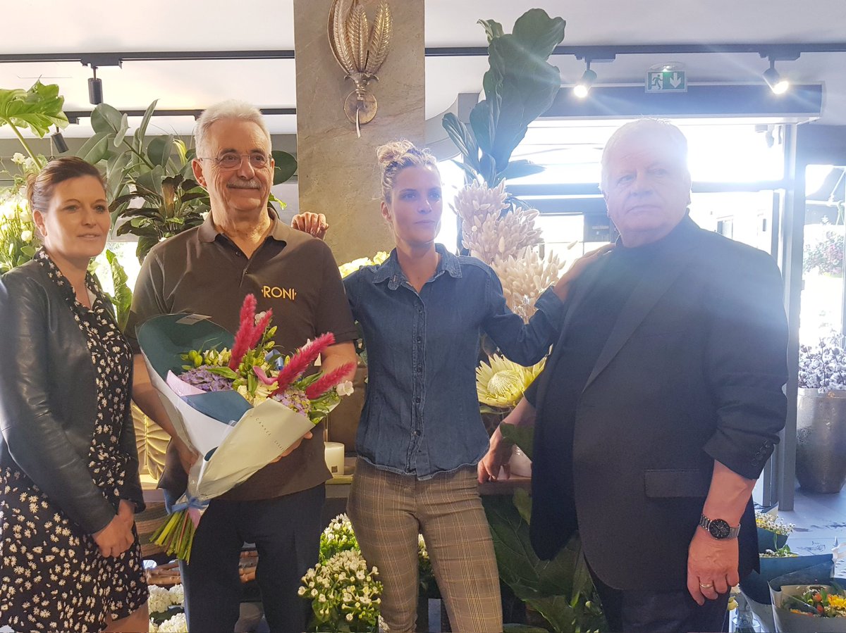 Aujourd'hui, "l'#artisan d'un jour" est <a href="/LouisNegreCSM/">Louis Nègre</a> Maire de <a href="/VilledeCagnes/">Ville de Cagnes-sur-Mer</a>, Président du GART et Sénateur Honoraire. Il s'est mis avec brio dans la peau d'un artisan #fleuriste, drivé par Audrey Barelier de Roni Fleurs, aux côtés de Michel Tricart, Président de l'U2P06.