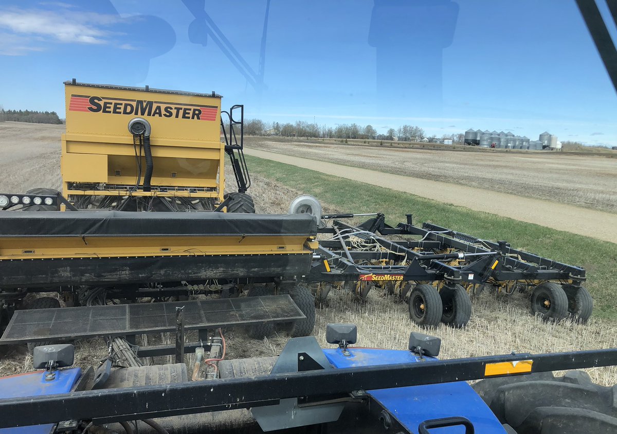 Walkerfarm306's tweet photo. Finally got Rolling in #NWsask. Hoping yesterdays soft start bugs was all this new to us #seedmaster needed. #Newholland #LandoftheLivingSkies Good Luck everyone on #Plant22 https://t.co/pz1kHSQUVX