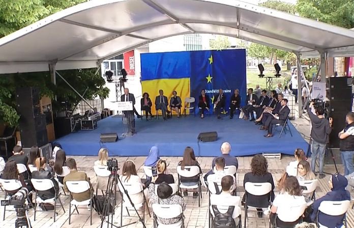 xhacka_olta's tweet photo. 2/2. Peace &amp; unity as  symbol of this day stresses the importance the #WB has. 🇪🇺 should consider taking a strategic approach in fully recognizing that youth of #Albania deserves the same opportunities like their #EU friends.  🇦🇱🤝🇪🇺 https://t.co/W9QwuyQN5p