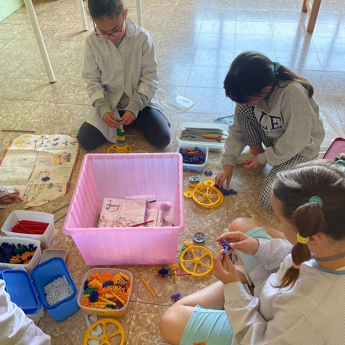 FEDACSalt's tweet photo. Inauguració de les noves propostes de pati. Escoltem els alumnes i ens adaptem a les seves necessitats. #AIPD #ProjectePati @escolesfedac https://t.co/klk3GpxmmT