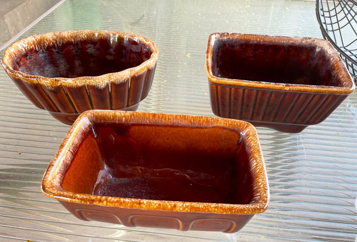 ErasShoppe's tweet photo. A few flea market finds, Hull pottery planters, going into my space at https://t.co/HEVTtjDpCI soon! #erasshoppe #hullpottery #planters #browndripglaze https://t.co/RWkfRDvjTG