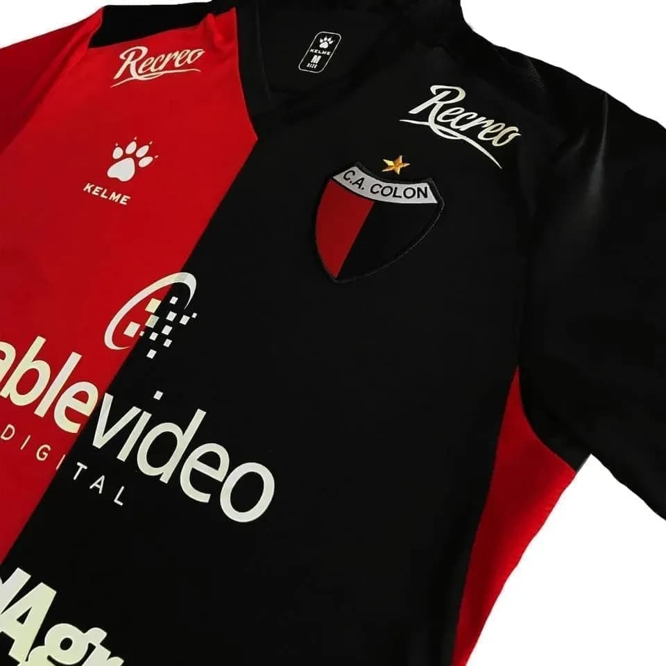 lacentrald_sf's tweet photo. 🔴⚫Ganate la camiseta del Sabalero!!! Escribinos al WhatsApp 3425012357 o al Twitter @lacentrald_sf y decinos quien hace el primer gol de #Colón ante #Vélez. Poné tu nombre y los últimos 3 números del dni. @Cadena3Com Santa Fe FM 📻 101.7 #CopaDeLaLiga https://t.co/P71sbQsWgT