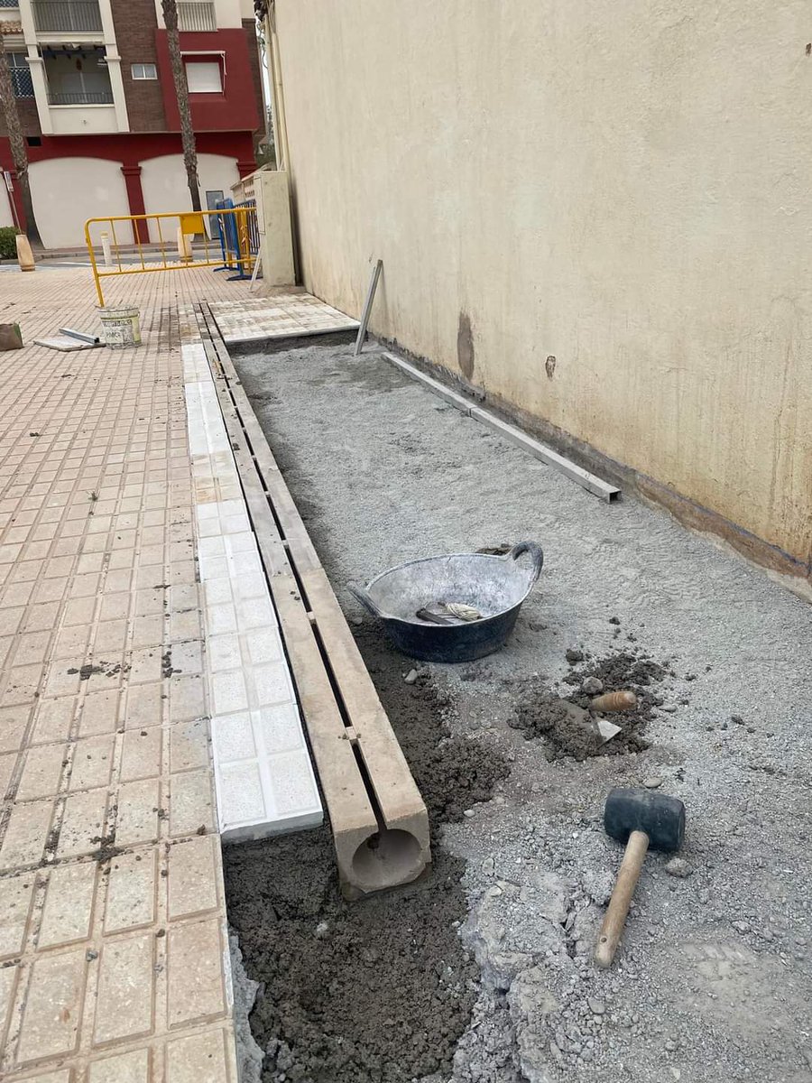 CsMotril's tweet photo. MANTENIMIENTO 🧑‍🔧

Actuación en Playa Poniente, Edificio Euridice, una gran demanda por los vecinos por fin resuelta:

- Evacuación de pluviales por acumulación de agua.

- Nivelación de la acera 

🚧👨🏼‍🏭 https://t.co/Q4TbklmNXh