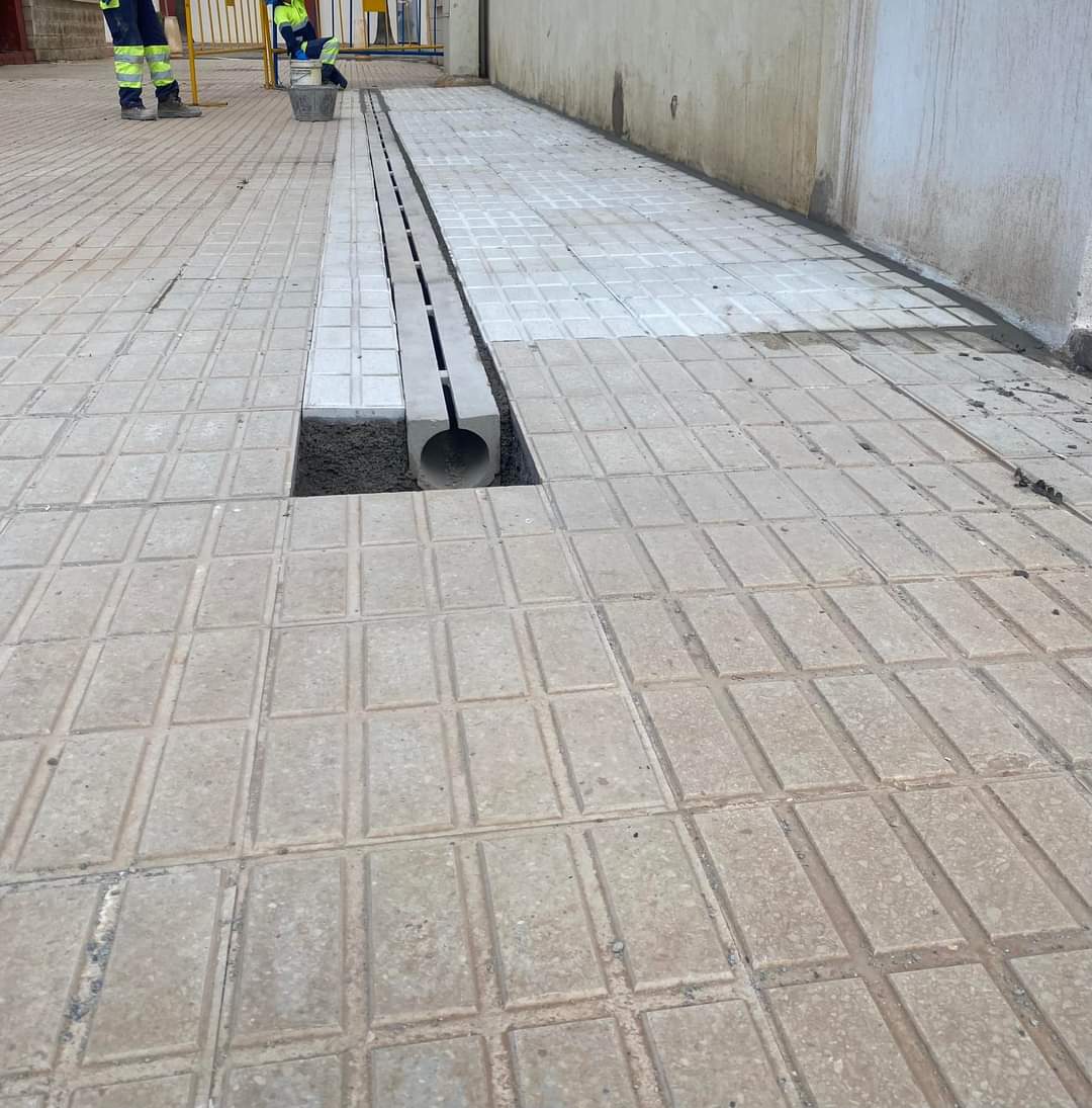 CsMotril's tweet photo. MANTENIMIENTO 🧑‍🔧

Actuación en Playa Poniente, Edificio Euridice, una gran demanda por los vecinos por fin resuelta:

- Evacuación de pluviales por acumulación de agua.

- Nivelación de la acera 

🚧👨🏼‍🏭 https://t.co/Q4TbklmNXh