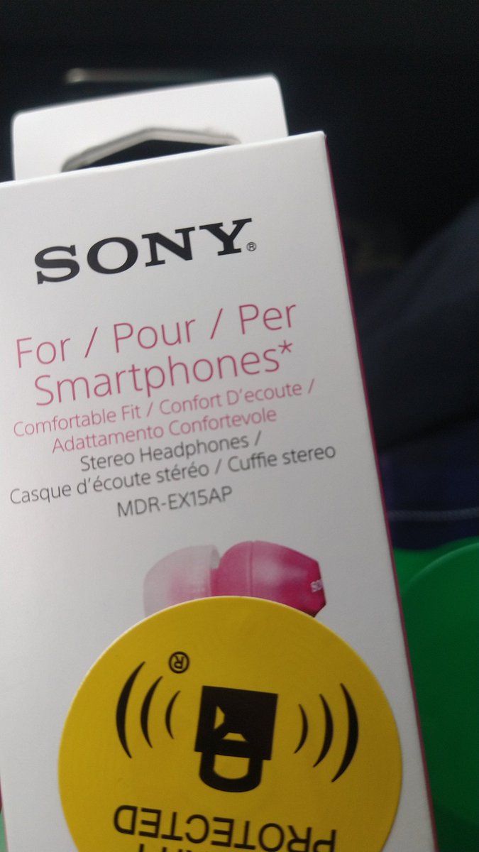 staurnstwost's tweet photo. guys look i got pink earphones!!!! https://t.co/bcPwhXlx22