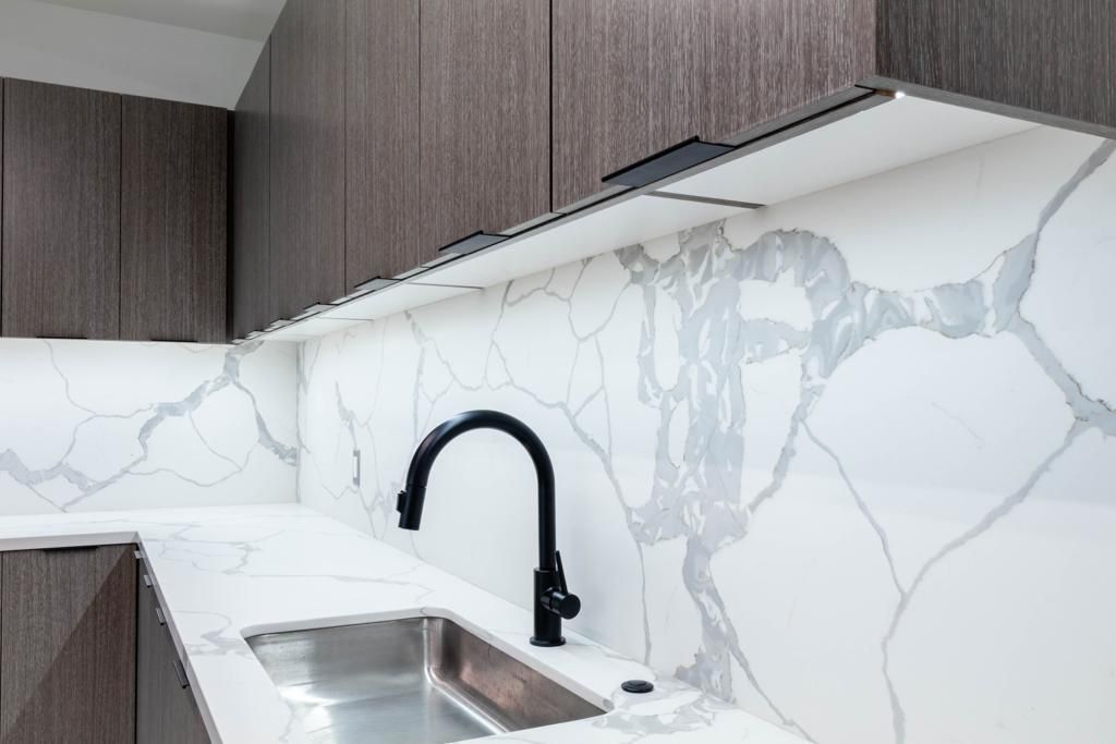 usa_raphael's tweet photo. The Statuario Classic is a must-have for any modern kitchen. Not only does it look great, but its light grey veining makes such an impact on your backsplash!
#raphaelstonecollection #raphaelstoneusa #KitchenDesign #QuartzCountertop #interiordesign #kitchenremodeling https://t.co/IXjwfMyDWU