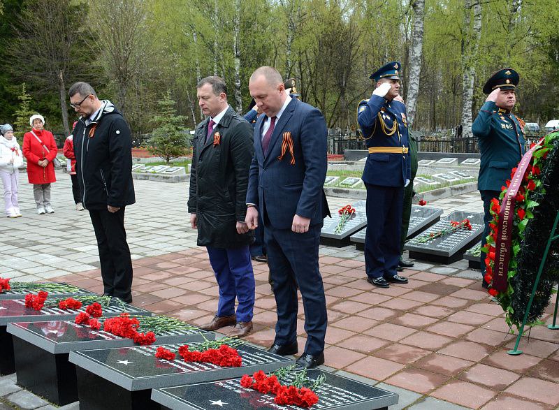 ldpr37's tweet photo. Руководитель фракции ЛДПР в Ивановской облдуме возложил цветы к памятникам героям войны 
 
https://t.co/ZU6usSwP6V

#регионы #ивановскаяобласть #ivanovo_ldpr_37 #русскиевперед  #деньпобеды https://t.co/kD4uh5Ie1B