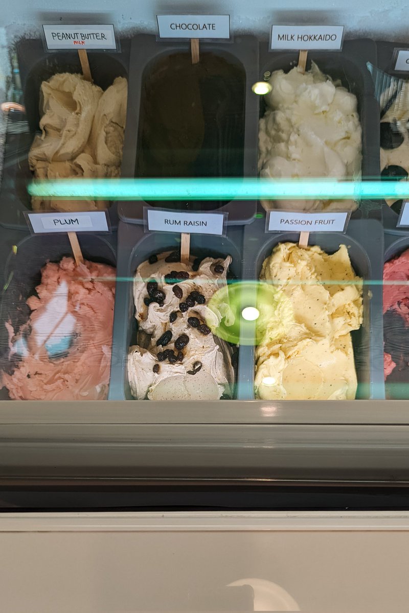 hungrytmy's tweet photo. ขอมาอวยยศร้าน Priscilla Ice Cream แถววัดอรุณ ร้านไอติมโฮมเมดหนึ่งในใจ ไอติมผลไม้ทำจากผลไม้จริงๆ รสชาติเลยเปลี่ยนตามของที่มี อร่อยมากแบบอยากกราบ แล้วขายถูกจนงง 3 ลูก 55 บาทอ่ะ ขายไปได้ไงคะราคานี้ ปล.ขออภัยกับการไม่มีรูป เวลาไปคือชั้นคิดแต่เรื่องจะกินรสไหนดีอย่างเดียวเลย https://t.co/qesvFFr7fI