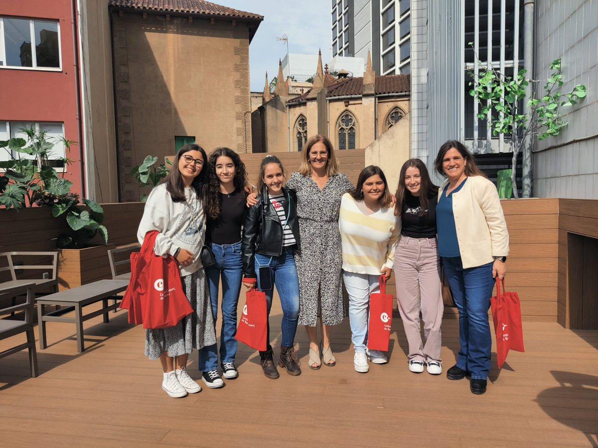 xalenski's tweet photo. Tarda amb @timbersatu #WeAreGirlsAndWeLoveRobotics i jo una d'elles!!
ja son #DonesReferents amb el seu Tim Tim 2 a fer el màxim de punts a la final @FLLRazorbackInv i a presentar el seu projecte científic @odeecambra @cambrabcn https://t.co/FZxCb819za