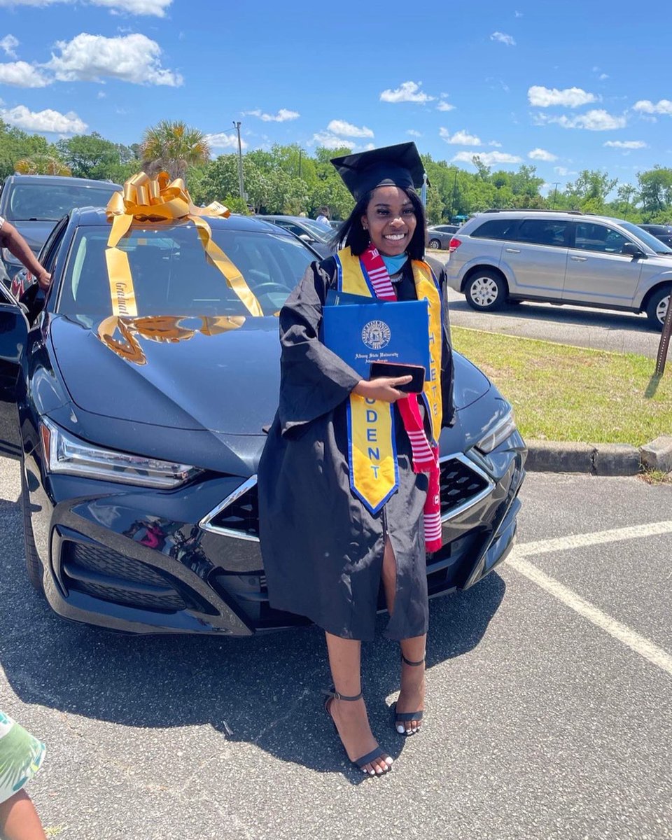 PrettyylilMe's tweet photo. Teacher Bae🥳👩🏾‍🏫 From getting off work at 3am to waking up at 6:30am to student teach, I beat the odds fr 🥺 
#HBCUgrad 
#ASUTwitter 
#4in4out
#bottlegirlsgraduate https://t.co/ri6nrcna0E