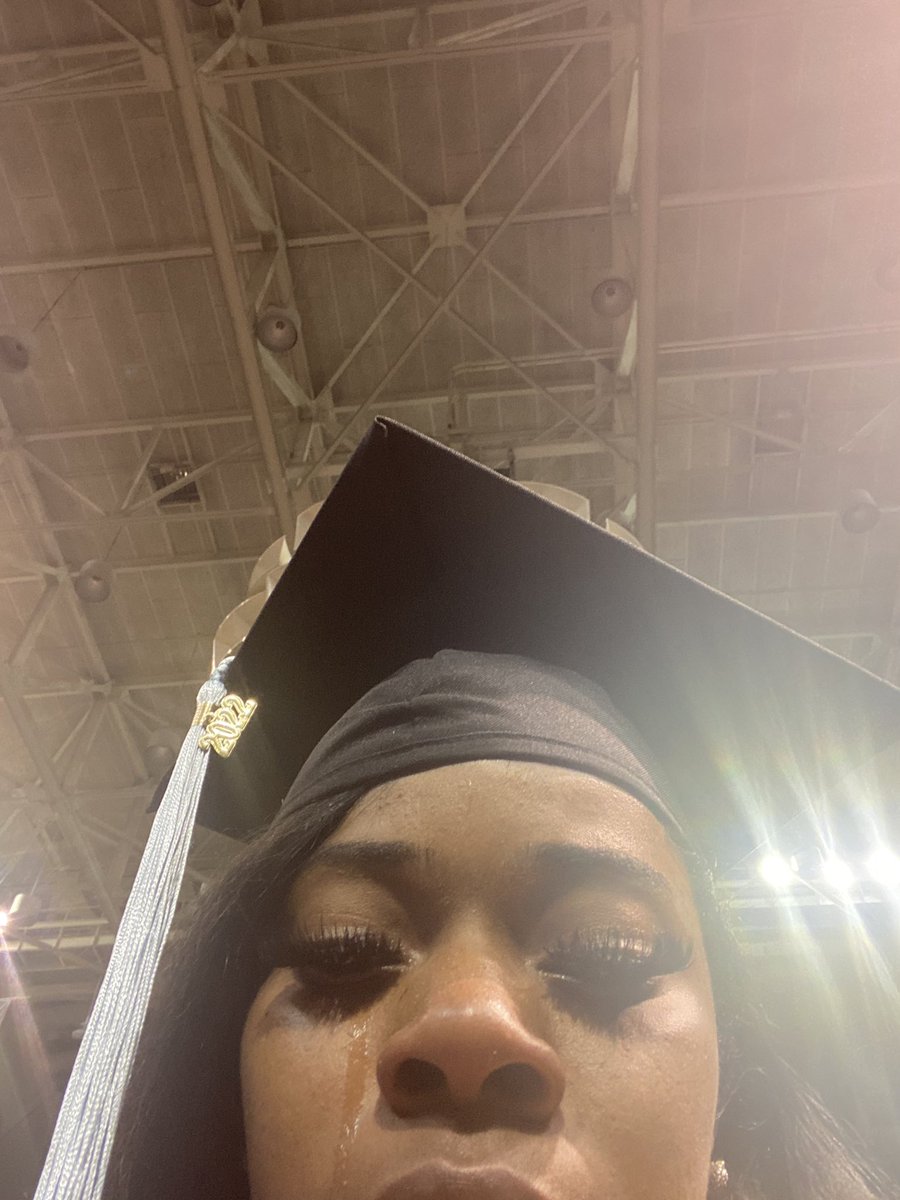 PrettyylilMe's tweet photo. Teacher Bae🥳👩🏾‍🏫 From getting off work at 3am to waking up at 6:30am to student teach, I beat the odds fr 🥺 
#HBCUgrad 
#ASUTwitter 
#4in4out
#bottlegirlsgraduate https://t.co/ri6nrcna0E